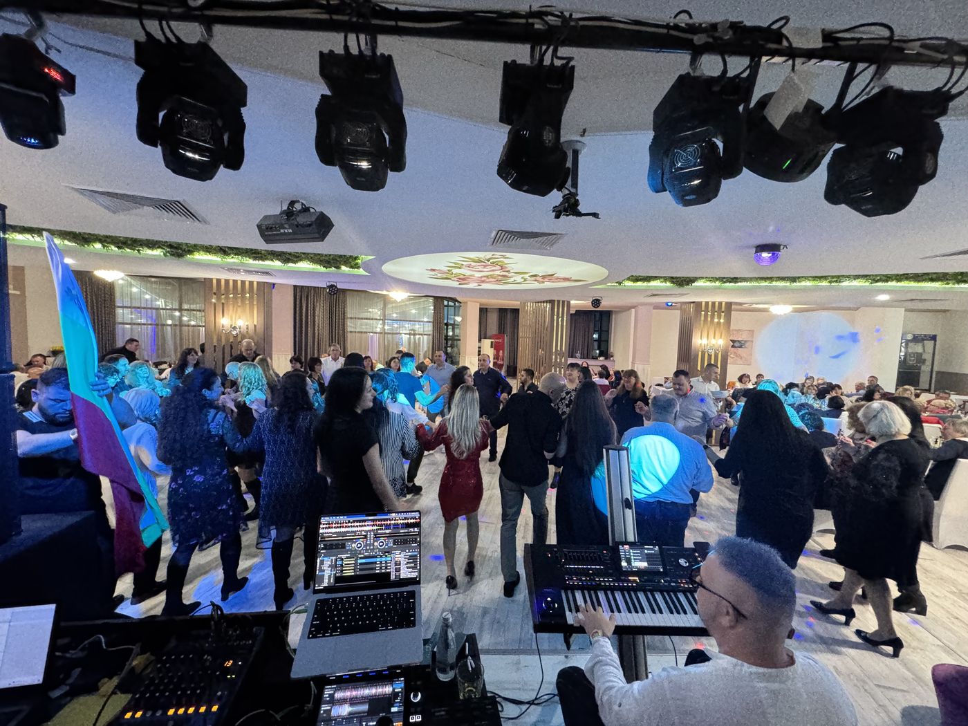 Moving heads осветление над пълен дансинг на тържество