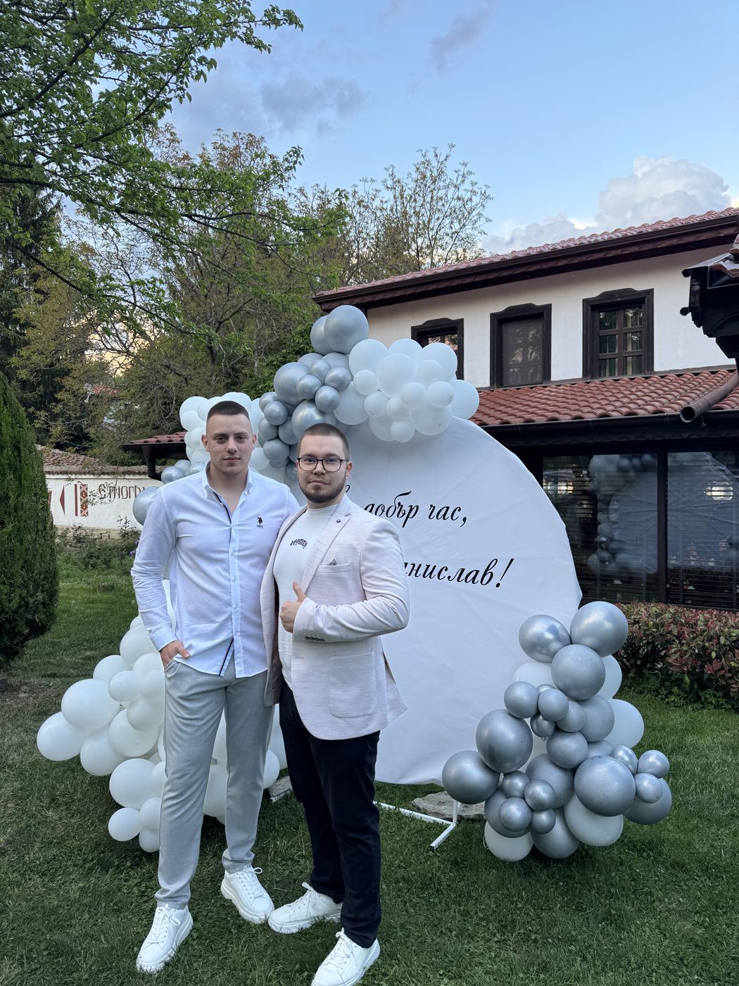 DJ DINKO пред декорация с балони на празник на открито